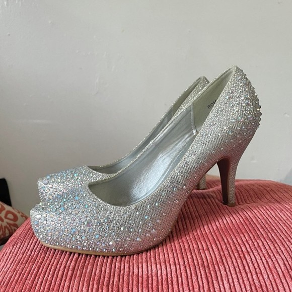 DREAM PAIRS EMBELLISHED SHINY WHITE GREY HEEL PUMPS - Picture 1 of 6